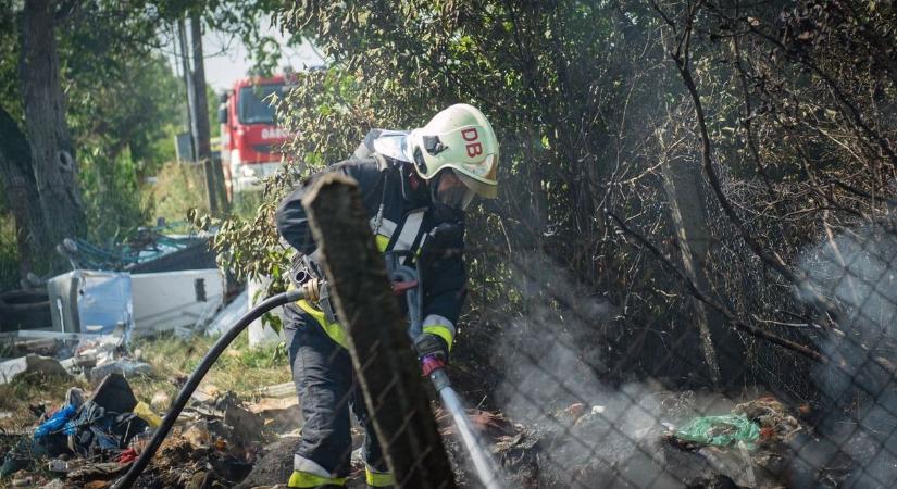 Tűz ütött ki egy nádudvari ház udvarán, a nagy műanyag kukákból indultak meg a lángok