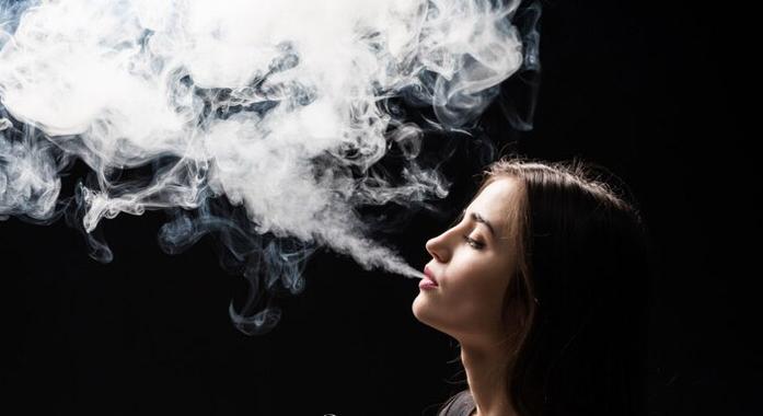 A füstmentes dohánytermékek károsítják a fogimplantátumot?