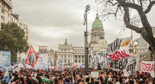 Tüntetők és rendőrök csaptak össze az argentin parlamentnél