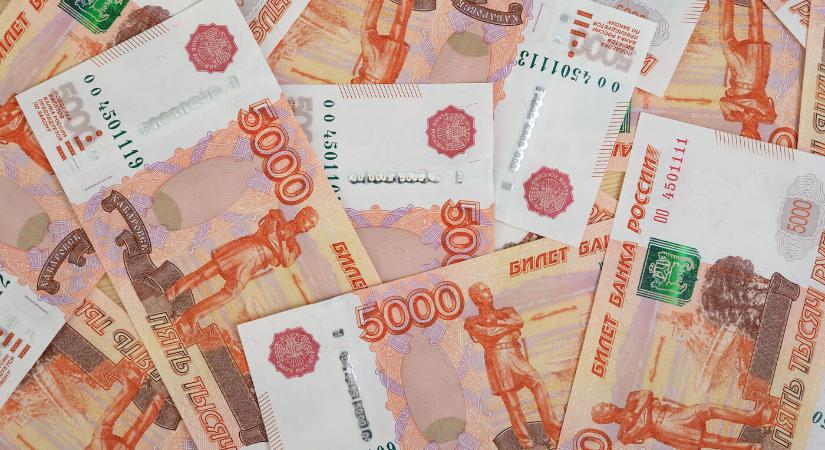 Gyengül a rubel és esnek az orosz részvényárak amerikai szankciókra