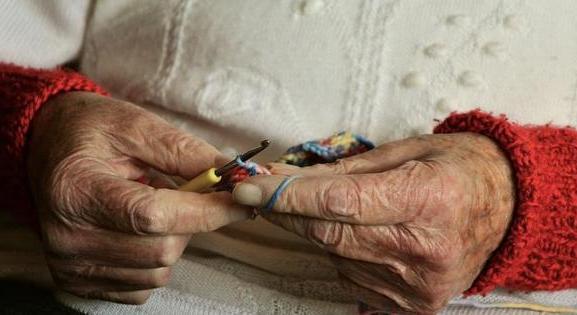 Mi lesz a nyugdíjasokkal? Sok sebből vérzik az idősgondozás