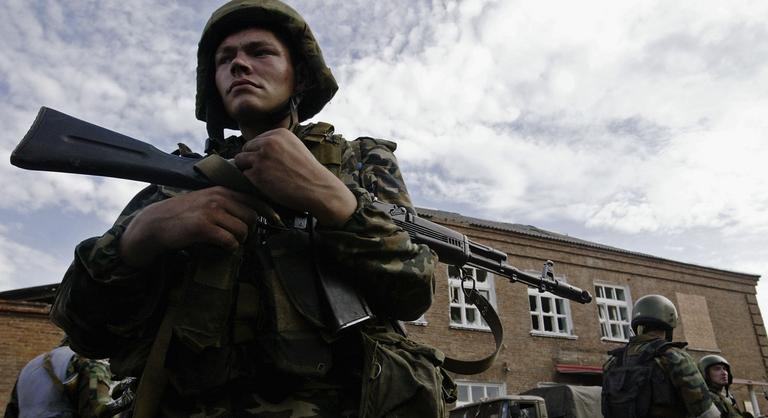 Nagy bajt okozhat, hogy túl sokat fizetnek a katonáknak Oroszországban