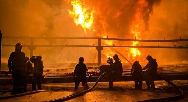 Kijev térségében már több mint egy napja oltják a szerdai orosz légitámadás által okozott tüzet