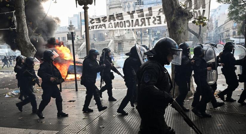 Rendőrök és tüntetők csaptak össze az argentin parlamentnél