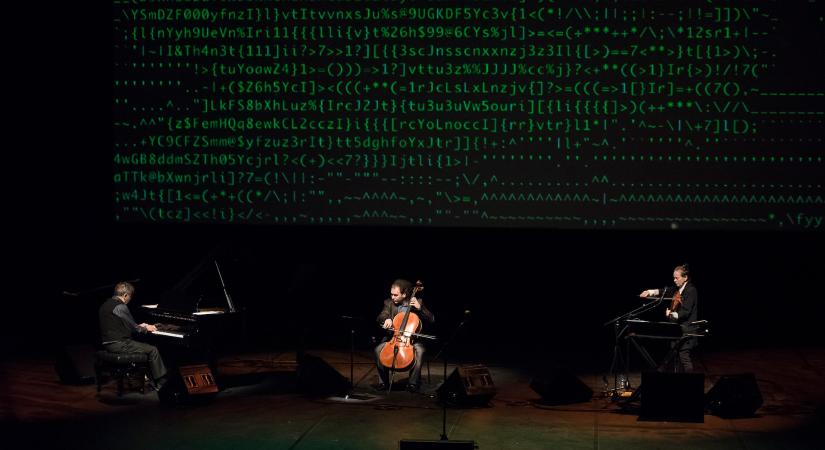 Philip Glass kultikus filmzenéi új hangszereléssel szólalnak meg a Müpában