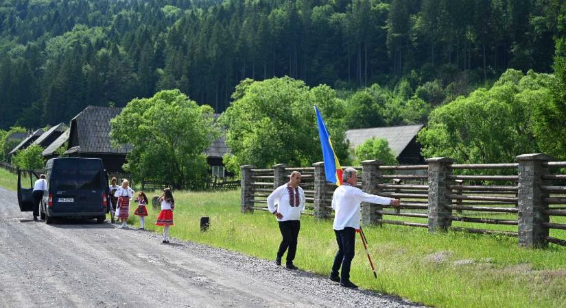 Érkeznek az úzvölgyi katonatemetőbe Tîrnoveanuék