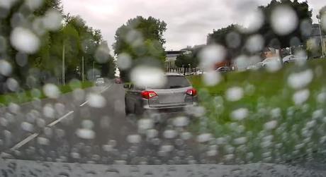 Jobbról, az útról letérve előzött meg egy tanulóautót egy suzukis Kaposváron – videó