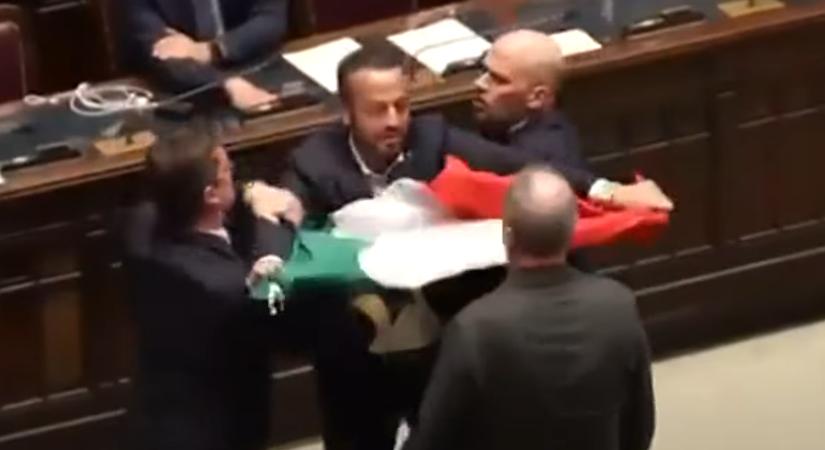 Brutális tömegverekedés tört ki az olasz parlamentben: videón, ahogy egymásnak estek a begőzölt politikusok