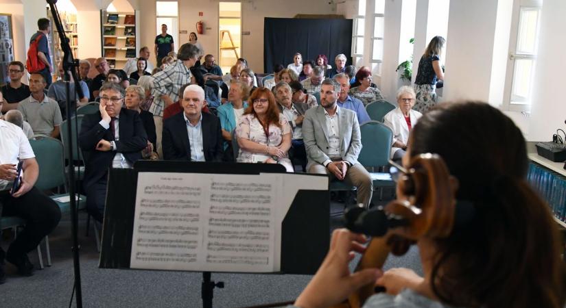 Megnyílt a 95. Ünnepi Könyvhét Szolnokon – galériával és videóval