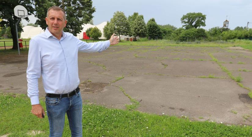 Műfüves pálya épül a szabadszállási sporttelepen