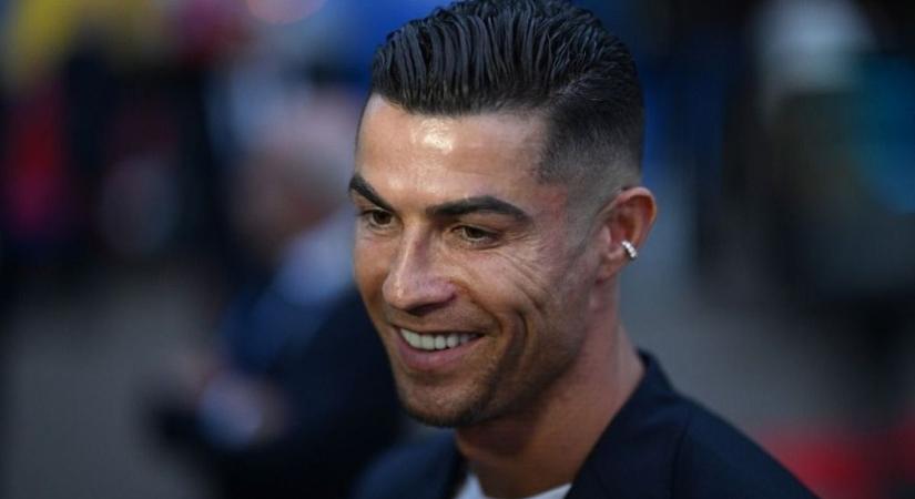 Megérkezett Ronaldo: a szurkolók áttörték a biztonsági korlátokat (videó)