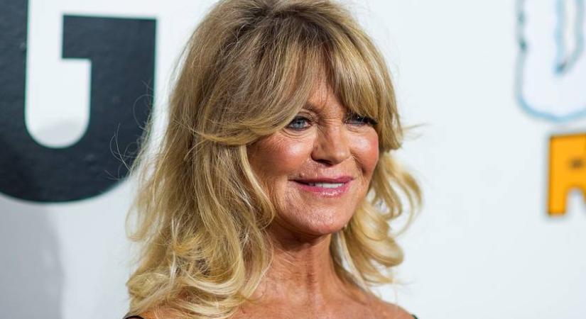 A 78 éves Goldie Hawn fürdőruhás képei: Görögországban nyaral Kurt Russell-lel