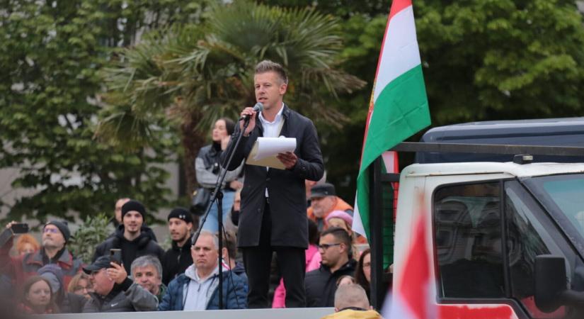 Öncenzúra? Nem meri igazán kritizálni Magyar Pétert a független sajtó, mert félnek a rajongóitól