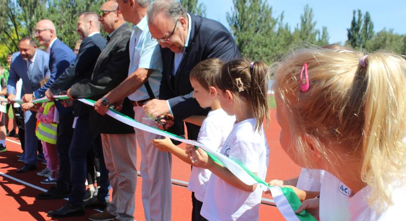 Megújult az érsekújvári Sziget parkerdő sportkomplexuma: az atlétikai szövetség történetében ez az első egymillió eurós beruházás