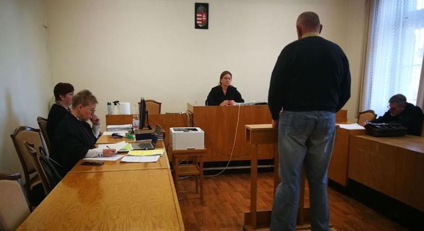 Egy ütéssel „végezte ki” ivócimboráját „Krumpli”, ezzel védekezett a bíróságon a karcagi férfi