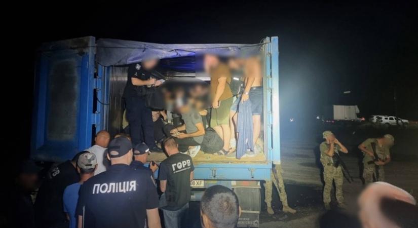 Búza helyett 40 férfit szállított a teherautó Ukrajnában