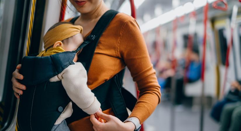 „Épp csak annyi nem hangzott el, hogy fúj, vagy hogy undorító” – Kiakadt a budapesti metró népe a szoptató anyukán