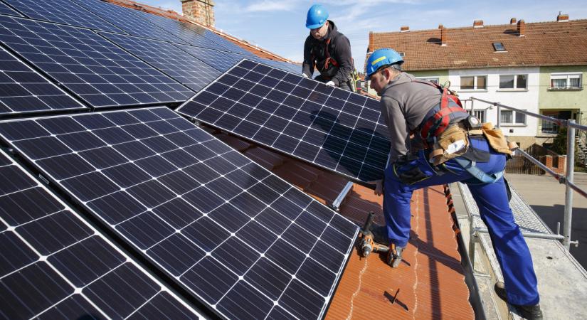 Saját célra termelő erőművek nélkül is a 2030-ra várt szint felett a hazai napenergia kapacitás