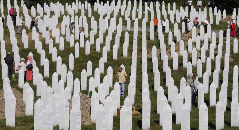 Felfestették Szarajevóban a magyar nagykövetségre, hány ember halt meg a srebrenicai népirtásban