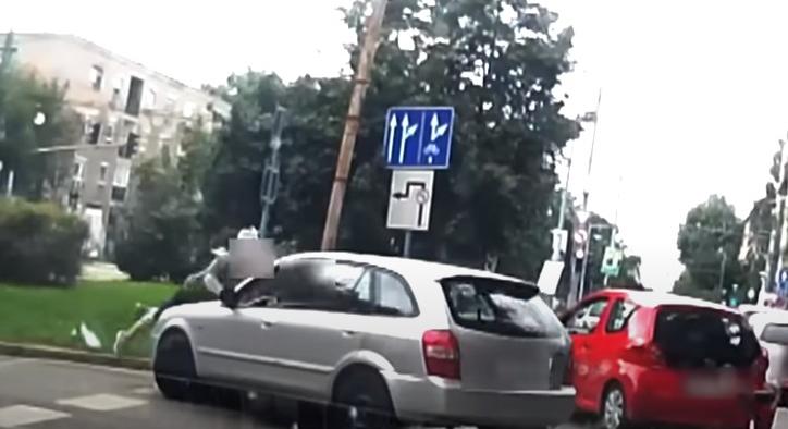 Videó: a motorháztetőn kötött ki Budapesten egy autós, miután összeveszett egy másik sofőrrel