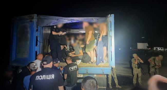 Egy teherautó pótkocsijában Moldova felé menekülő 41 hadkötelest fogtak el a határőrök