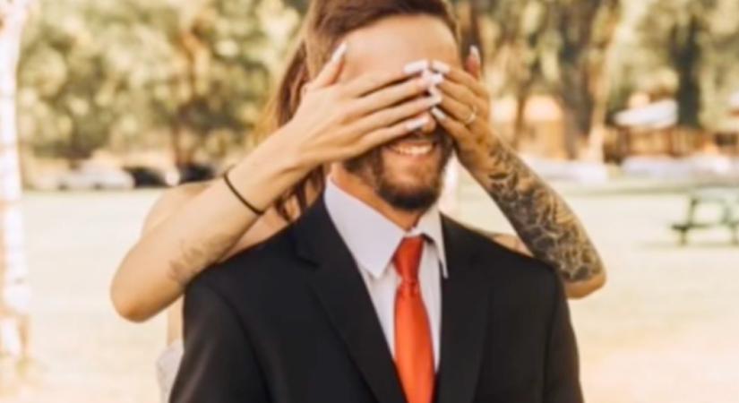 Megnézte a nő az esküvői képeit és rögtön tudta, mit szúrt el - Videó