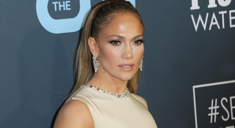 Jennifer Lopez vadul átlátszó bugyiban mutatta meg magát