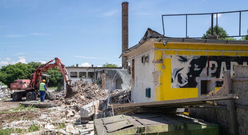 Az elmúlás pillanatai – így bontják le az egykori Paraba épületét Székesfehérváron