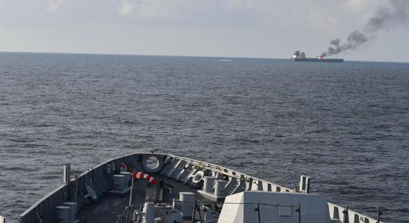 Elhagyatottan sodródik egy teherhajó a Vörös-tengeren egy húszi rakétatámadás nyomán
