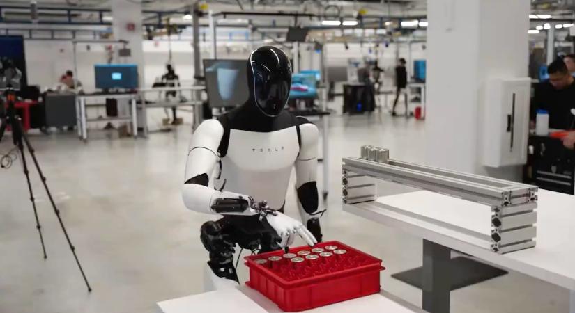 Elon Musk szerint 2025-re 1000 Optimus robot fog működni a Tesla gyáraiban