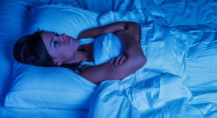 Álmatlanul forgolódik esténként? Ez a 7 praktika segíthet az elalvásban