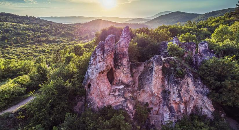 A pilisborosjenői Teve-szikla: a természet csodája, amit neked is látnod kell