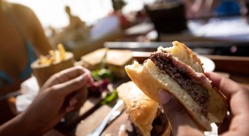 2000 forintos lángos és 3500 forintos burger? – Ilyen árak várhatók idén a strandbüféknél és a fesztiválokon
