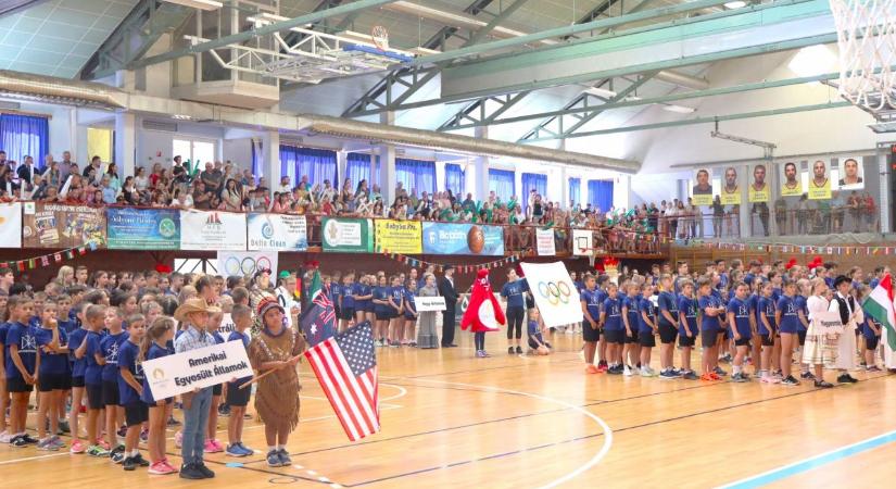 Lelki pluszt adott a Szent István-iskola látványos olimpiai nyitánya - GALÉRIA