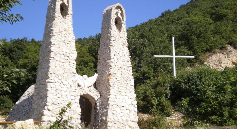 Boldogasszony-kápolna és a Pilis Keresztje, Pilisszántó
