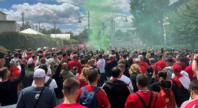 Több ezer magyar szurkoló vonult Kölnben a Svájc elleni meccs helyszínére