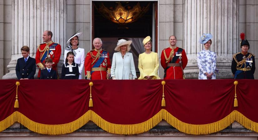 A Buckingham-palota erkélyén mutatta meg magát a tömegnek Katalin hercegné