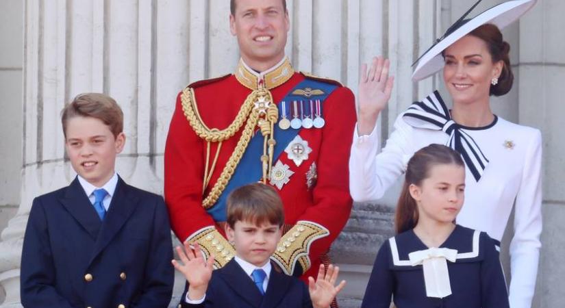 Vilmos és Katalin a gyerekeikkel álltak ki a Buckingham-palota erkélyére: Lajos herceg jó nagy fiú lett