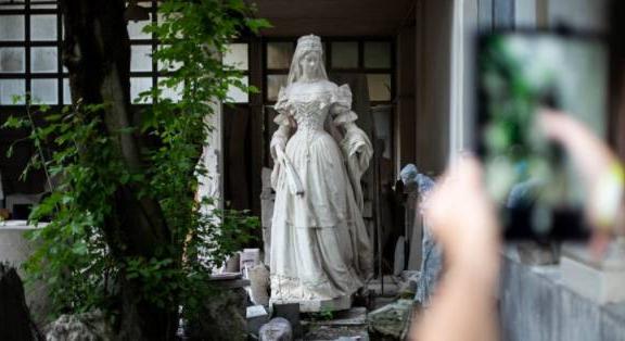 Séta a szobortemetőben – A Múzeumok Éjszakáján megnyitja kapuit a Magyar Képzőművészeti Egyetem titokzatos kertje is