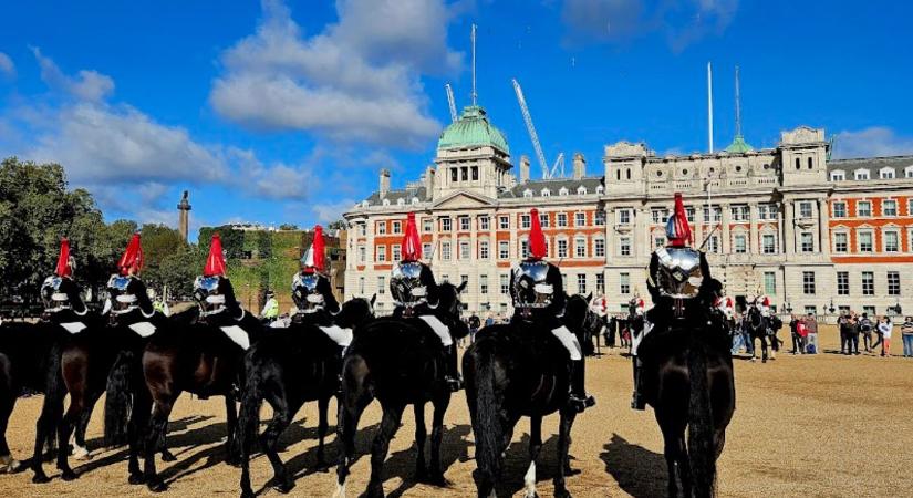 Katonai pompával ünnepelték Londonban a 75 éves királyt