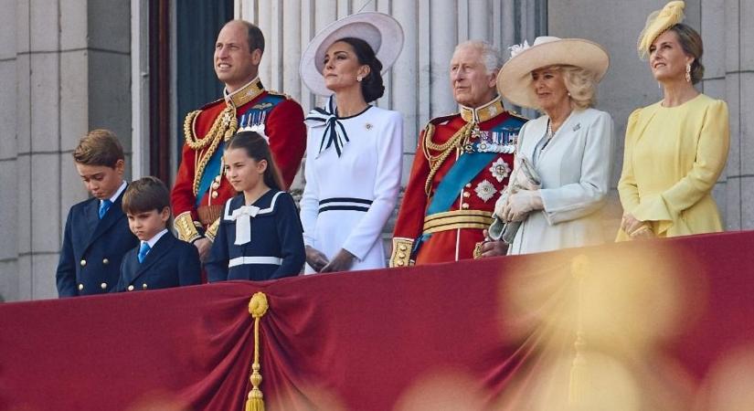 Nagy pompával ünnepelték Londonban a királyt, de minden szem Katalinra szegeződött