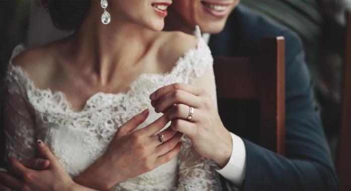 Az esküvői szertartás legfontosabb kelléke a karikagyűrű - segítünk kiválasztani