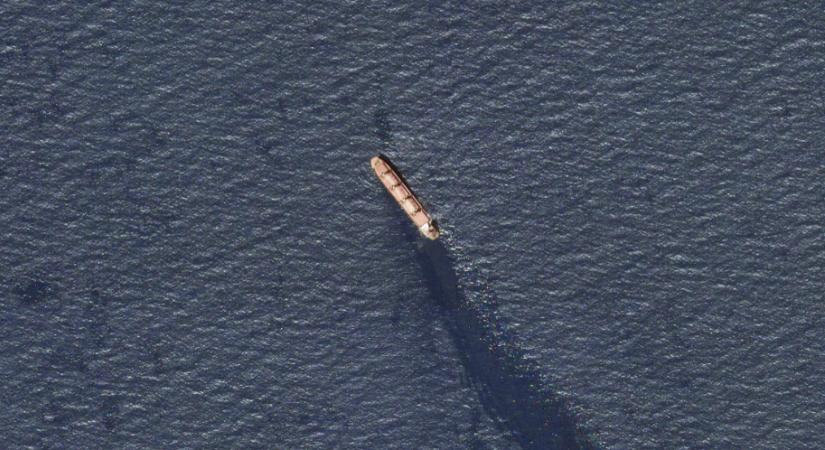 Egy húszi támadás miatt elhagyatottan sodródik egy teherhajó a Vörös-tengeren