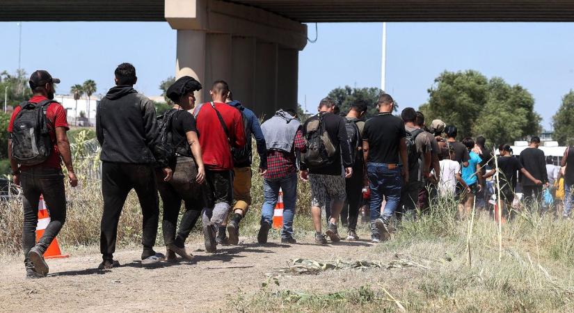 Elképesztő: több száz illegális migráns táborozik a repülőtéren  videó