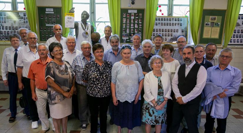 Az 50 éve végzett katonás öregdiákok újra együtt nosztalgiáztak – galériával