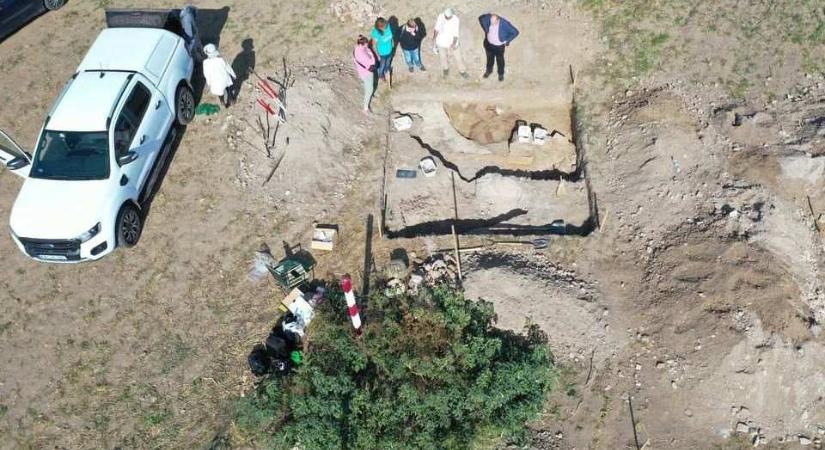 Találtak egy elhunytat a Tisza-tó mellett, ezüst áldozókészlettel a kezében
