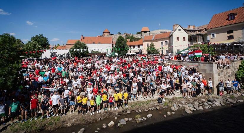 Több százan szurkoltak együtt a magyarokért a Végvári Vitézek terén