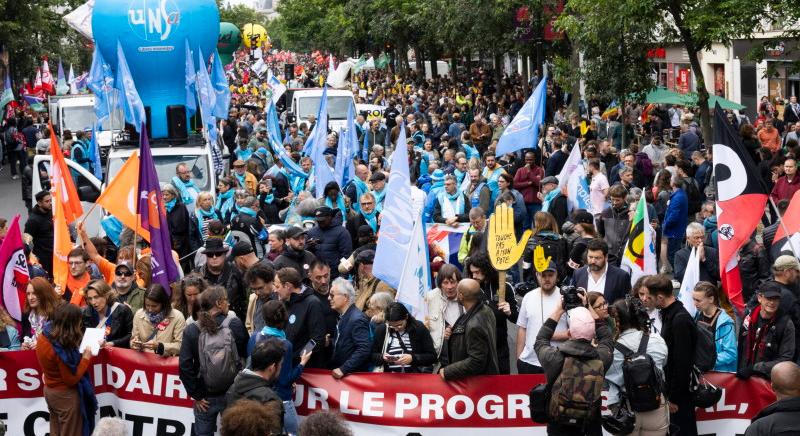Százezrek tüntettek Le Pen pártja ellen