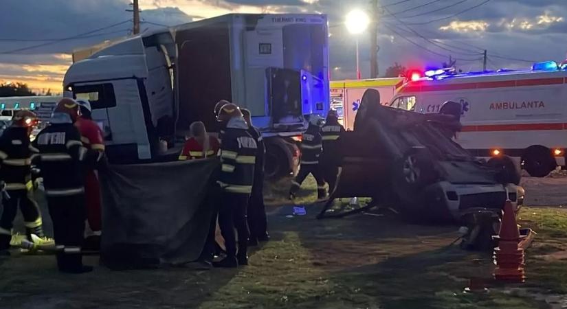 Teherautóval ütközött egy kisautó – egy nő meghalt, a sérültek között gyermek is van