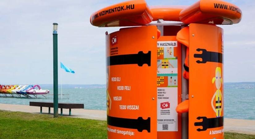 Új mentőmellényállványt avattak a Balatonnál